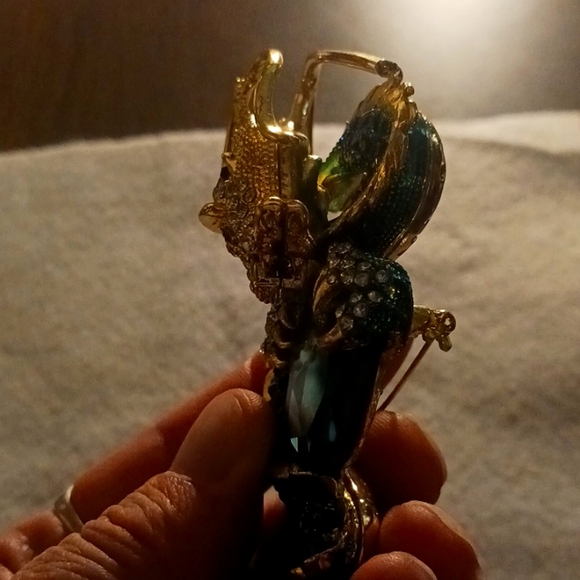 Alilang Dragon Lepal Brooch - Picture 5 of 6